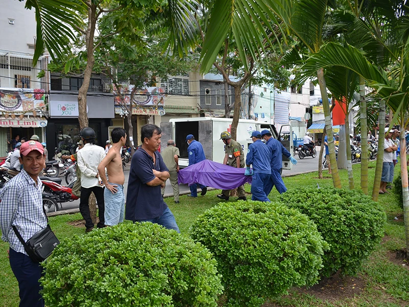 Đến khoảng 14 giờ chiều cùng ngày, thi thể người đàn ông đã được đưa khỏi hiện trường. 